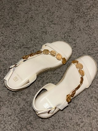 Sandalias cuña Buonarroti blancas y doradas
