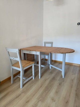 Mesa de madera plegable con 2 sillas