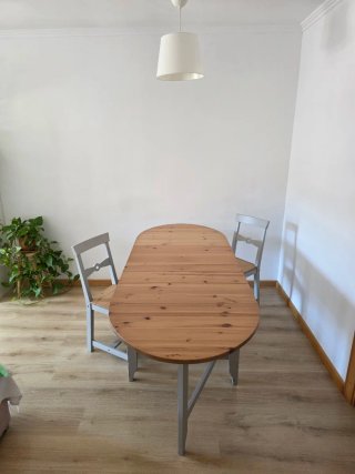 Mesa de madera plegable con 2 sillas