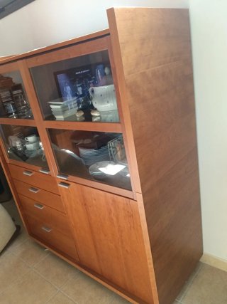Vajillero de madera con vitrina