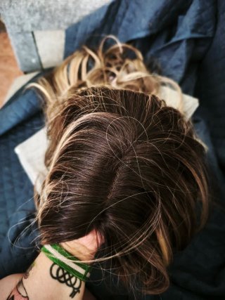 Peluca con mechas rubias