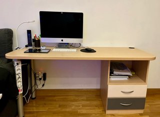 Escritorio con cajones y estante
