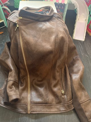 Chaqueta marrón estilo motero