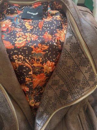 Chaqueta marrón estilo motero