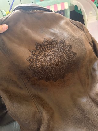 Chaqueta marrón estilo motero