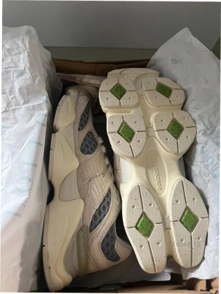 Zapatillas New Balance 9060 Beige/Gris Talla 42