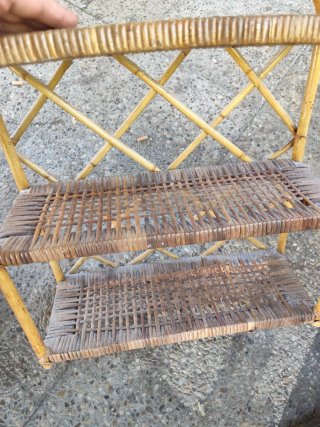 Estantería de mimbre y bambú