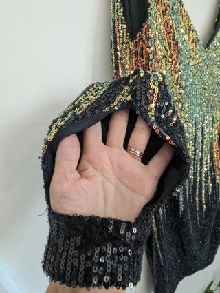Vestido curto de festa com lantejoulas iridescente