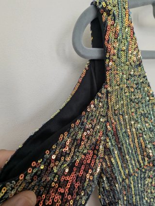 Vestido curto de festa com lantejoulas iridescente