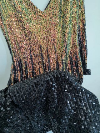 Vestido curto de festa com lantejoulas iridescente