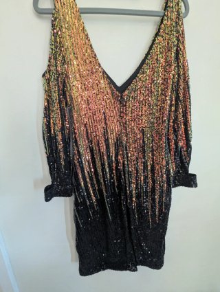 Vestido curto de festa com lantejoulas iridescente