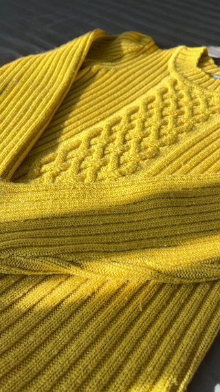 Jersey amarillo de punto con trenzas