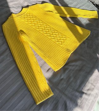 Jersey amarillo de punto con trenzas