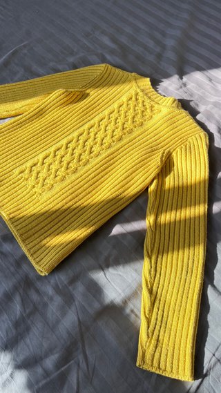 Jersey amarillo de punto con trenzas