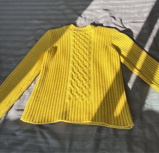 Jersey amarillo de punto con trenzas