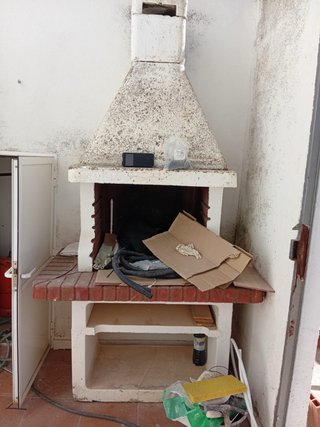 Barbacoa de obra con ladrillo y estantes