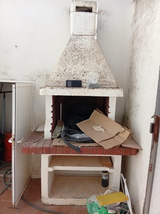 Barbacoa de obra con ladrillo y estantes