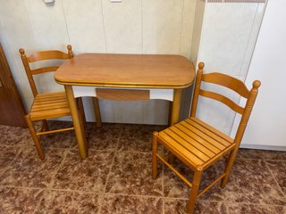 Mesa extensible cocina + 2 sillas madera