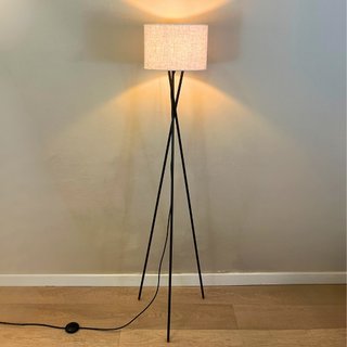Lampada da terra a treppiede moderna