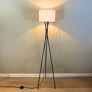 Lampada da terra a treppiede moderna