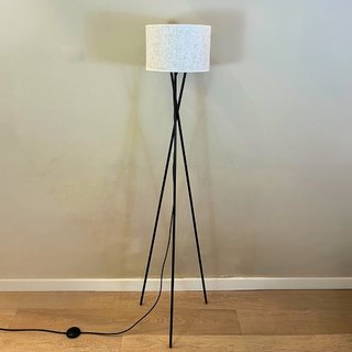 Lampada da terra a treppiede moderna