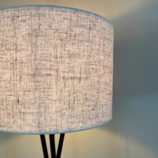 Lampada da terra a treppiede moderna