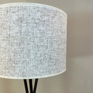 Lampada da terra a treppiede moderna