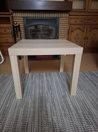 Mesa auxiliar efecto roble Ikea 55x55.