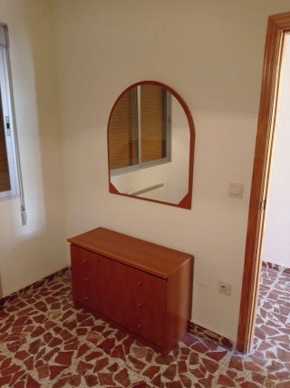 Cómoda de madera con espejo