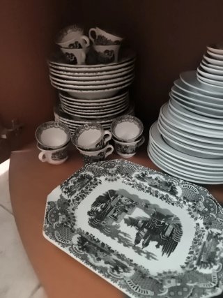 Vajilla de porcelana con diseño floral