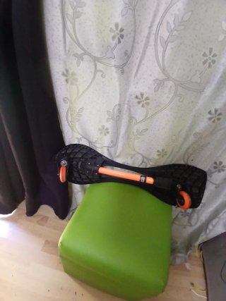 Monopatín de dos ruedas naranja
