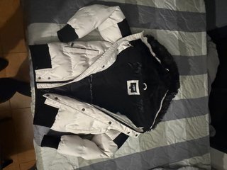 Chaqueta FWD blanca con capucha de pelo