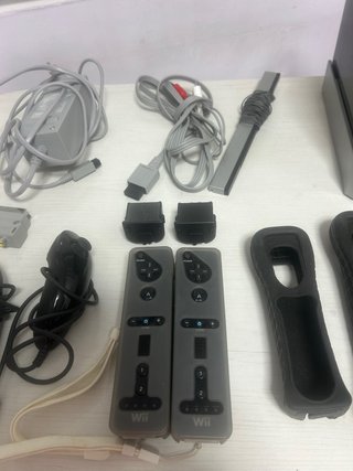 Consola Nintendo Wii Negra y Blanca