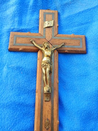 Crucifijo antiguo de madera