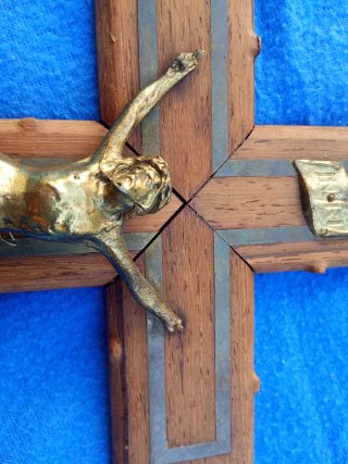 Crucifijo antiguo de madera
