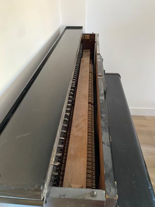 Piano antiguo de pared negro