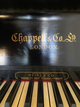 Piano antiguo de pared negro