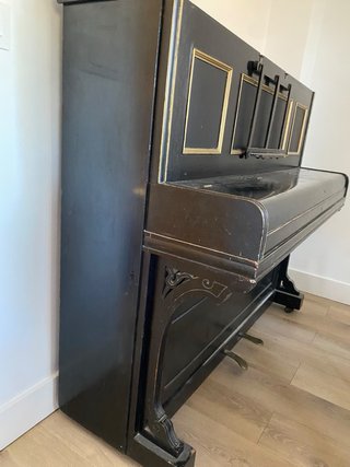 Piano antiguo de pared negro