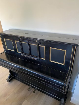 Piano antiguo de pared negro