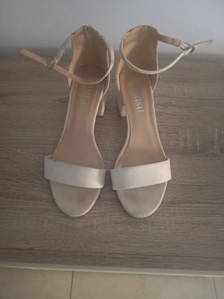 Zapatos de tacón beige bajos
