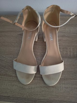 Zapatos de tacón beige bajos