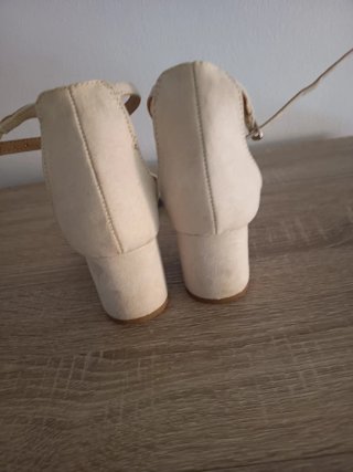 Zapatos de tacón beige bajos