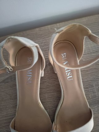 Zapatos de tacón beige bajos