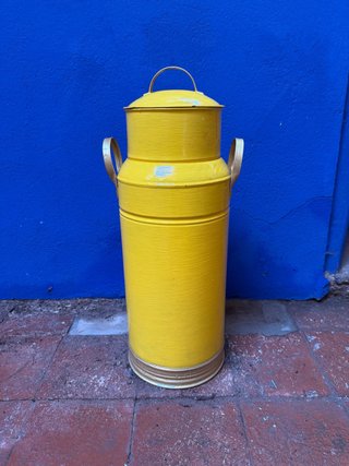 Lechera Amarilla Vintage