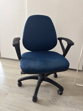 Silla de escritorio azul y negra