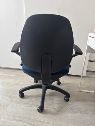 Silla de escritorio azul y negra