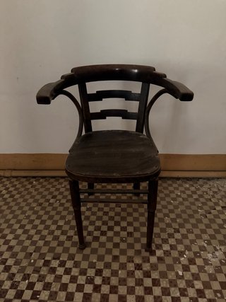 Silla antigua de madera estilo vintage