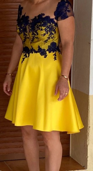 Vestido amarillo con encaje azul