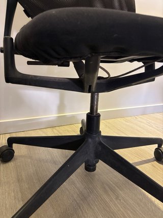 Silla de oficina ergonómica negra
