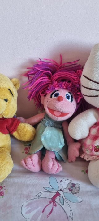 Lote de 4 peluches: Winnie, Abby, Hello Kitty, Elm